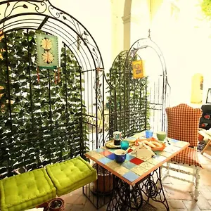 Hand Decorated House With Court Appartement